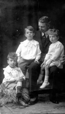 1911-CCamille-Elie-Walram-Hugues-et-Serge-de-Borchgrave